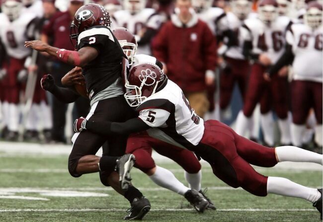 Two football players tackle each other as part of the branding for the Game Time bespoke glass bottle made by Verallia.